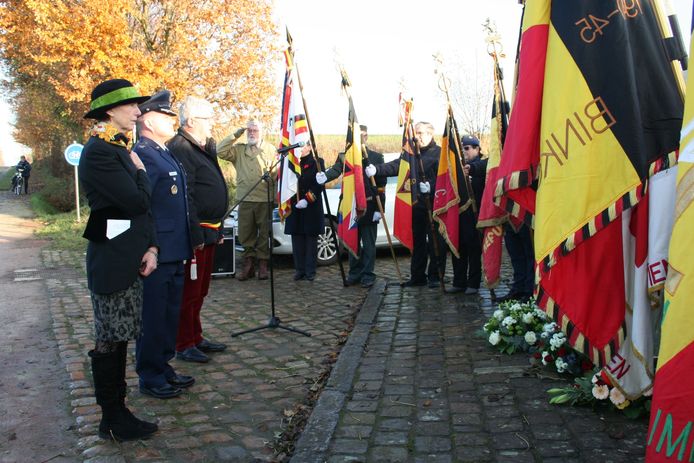 Er werden bloemen neergelegd door voorzitter Carine Puttevils, kolonel Jason Gingrich en burgemeester Jean-Pierre Taverniers.