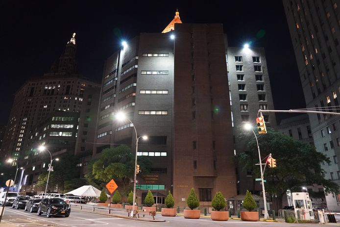 Het Metropolitan Correctional Center in New York waar Epstein zaterdag dood werd aangetroffen.
