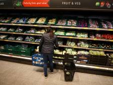 Britse supermarkten wantrouwen verarmde klanten: kaas, spek, paracetamol en oploskoffie beveiligd