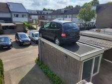 Bewoner parkeert auto op dak: ‘Ik vraag al een jaar om hulp, nu stonden ze er binnen een dag’