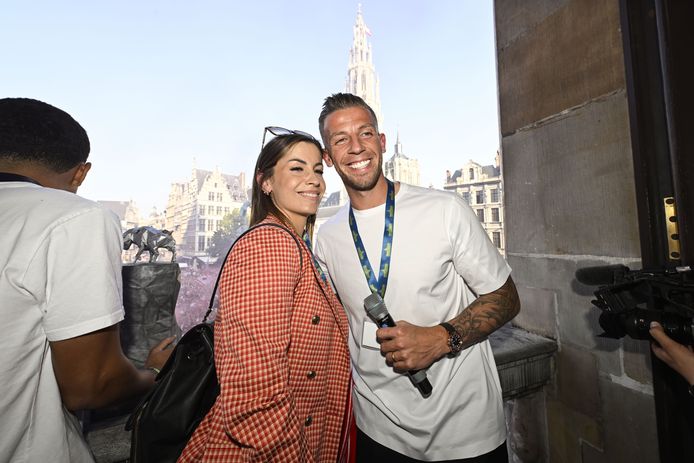 Alderweireld durante una celebrazione del titolo con sua moglie Shani.