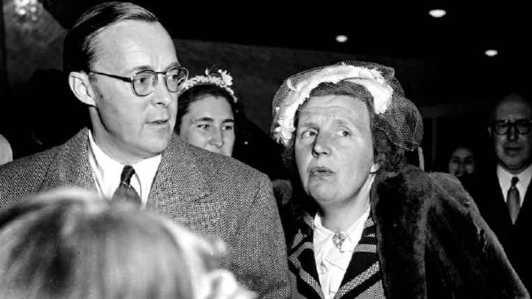 Juliana en Bernhard op Schiphol na een staatsbezoek in 1957. ( FOTO ANP ) Beeld 