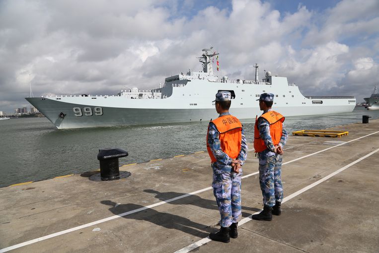 Een Chinees oorlogsschip verlaat de haven van Zhanjiang in zuid-China op weg naar Djibouti Beeld AP