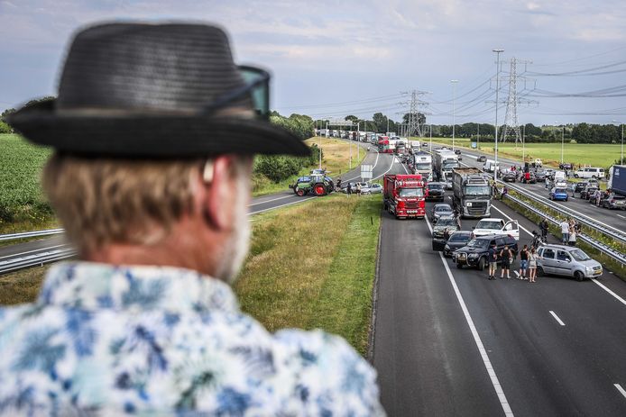 Boeren en burgers blokkeren snelweg A37 bij Emmen tijdens een protestactie.