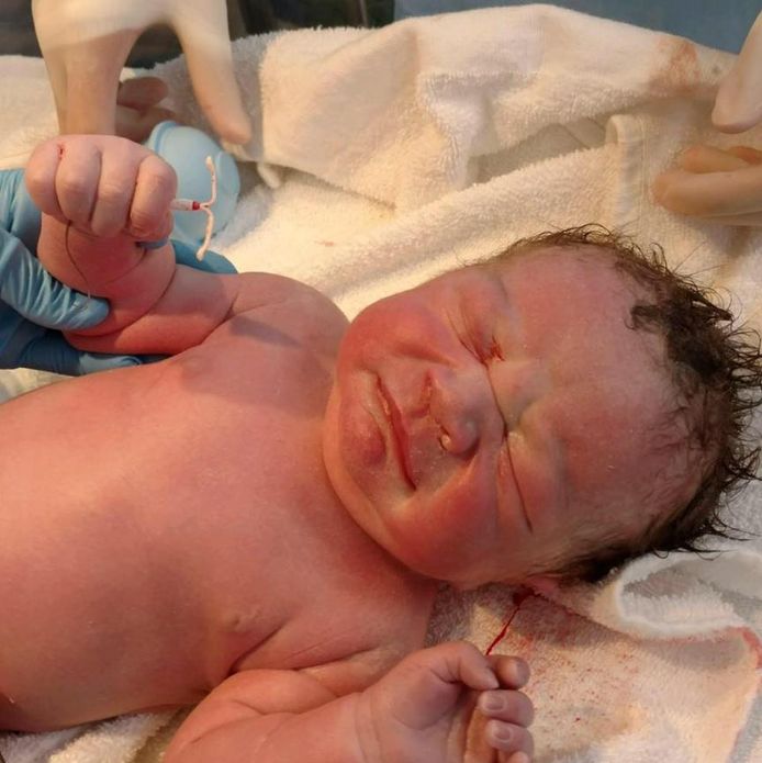 Baby Dexter Tyler met in zijn hand het spiraaltje
