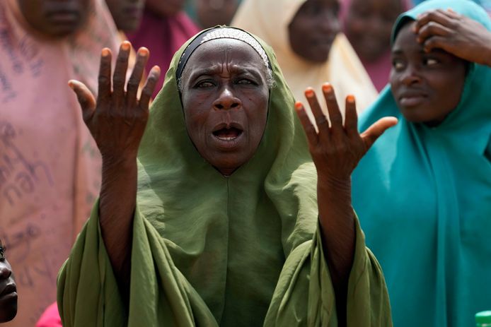Een vrouw spreekt een gebed uit voor de veiligheid van de zaterdag ontvoerde kinderen.