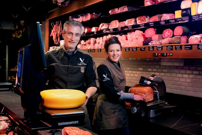 Femke en Rudi van slagerij Dieltjens-Maes in Ranst gaan gebukt onder de prijzenoorlog. Ze kunnen niet op tegen de dumpingprijzen van grote winkelketens.