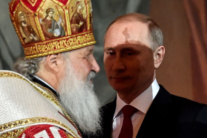 Patriarch Kirill en Vladimir Poetin tijdens de Paasviering in 2016.