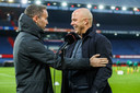 Feyenoord-trainer Arne Slot (r) voor de wedstrijd met Fortuna Sittard-trainer Sjors Ultee.
