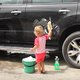 Een kind kan de carwash doen: hoe uw peuter nuttig te gebruiken (filmpje)