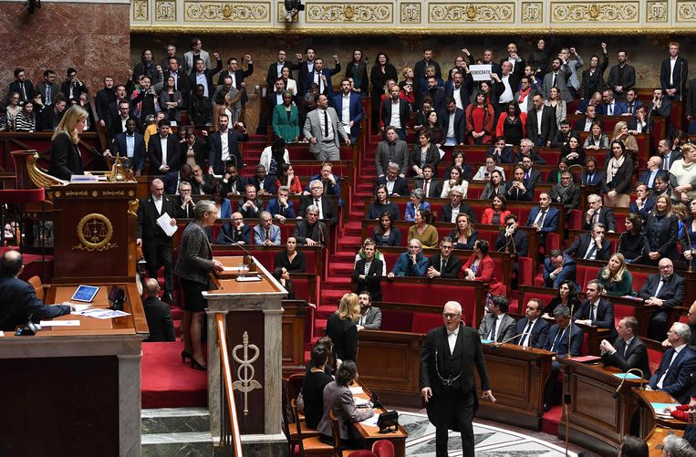 Premier Élisabeth Borne spreekt de Assemblée Nationale toe, terwijl ze wordt uitgejoeld door de oppositie. Beeld AFP