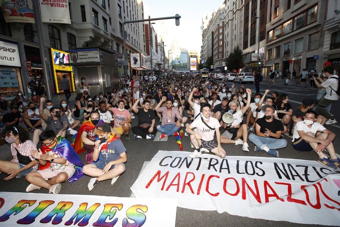 Mensen protesteren tegen homofoob geweld op de Puerta del Sol in Madrid, naar aanleiding van de dood van een jonge homoseksuele man in La CoruÃƒÆ’Ã†â€™Ãƒâ€ Ã¢â‚¬â„¢ÃƒÆ’Ã¢â‚¬Å¡Ãƒâ€šÃ‚Â±a afgelopen weekend.