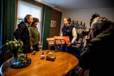 Oranje hoedjes op en mee in de polonaise tijdens Olympische Spelen