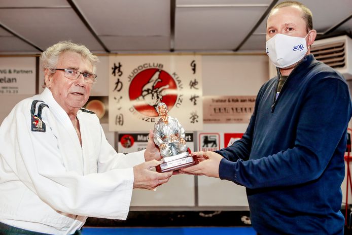 Leon Telier en Kristof Van de Putte tijdens zijn huldiging als judopersoonlijkheid van het jaar.