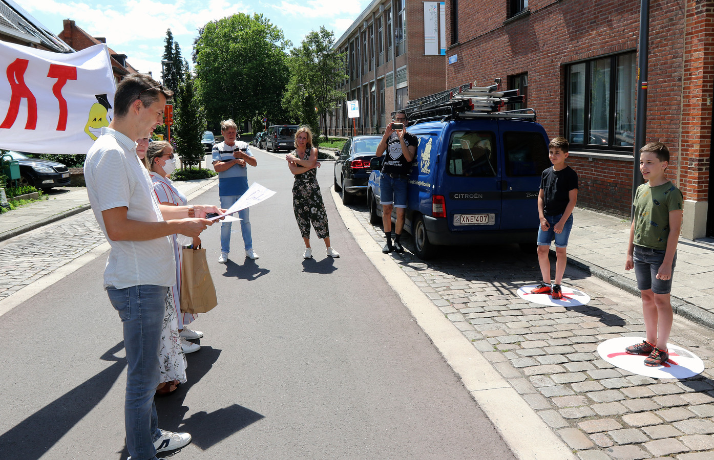 Met Spandoek En Ukelele Leerkrachten Heilig Graf Delen Diploma S Uit Aan Voordeur Foto Hln Be