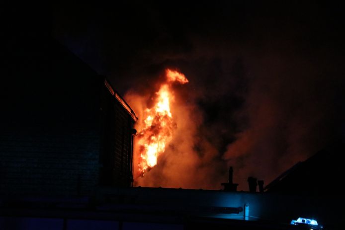 De woning is volledig vernield door de zware brand.