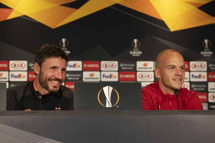Mark van Bommel en Jorrit Hendrix bij de persconferentie voorafgaand aan PSV-Sporting Portugal.