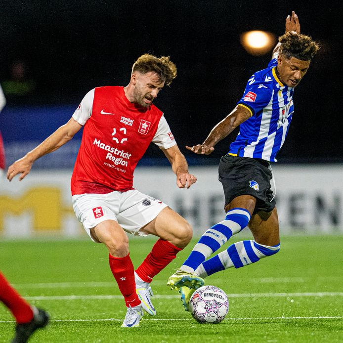 Charles-Andreas Brym (r) in actie in het vorige duel van FC Eindhoven met MVV in september. Zijn tegenstander heet Mart Remans.