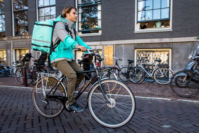 Een koerier van Deliveroo op de fiets: een bekend zicht in veel steden.