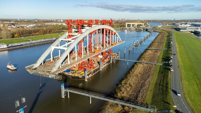 De boogbrug over de Lek bij Vianen ligt klaar voor de sloop in de voorhaven van de Beatrixsluis, waar hij maandag is uitgegroeid tot een ware toeristische attractie.