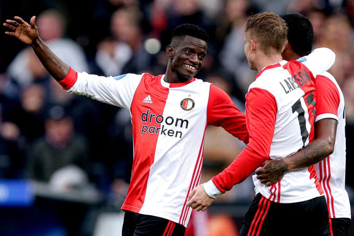 Edgar Ié (l) juicht na een goal van Sam Larsson (r) tegen FC Twente.