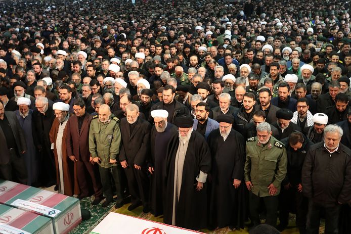 De gebedsceremonie werd geleid door de hoogste Iraanse leider ayatollah Ali Khamenei (centraal met zwarte tulband) en president Hassan Rouhani (links naast Khamenei).