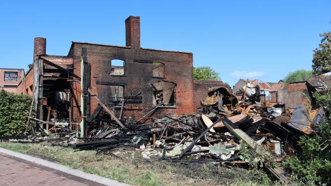Mogelijk asbestgevaar in omgeving van afgebrand houtbedrijf: “Reiniging wordt vandaag verdergezet” 
