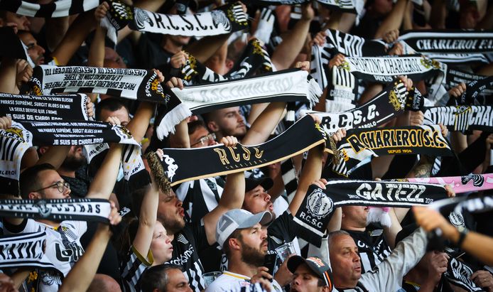 I tifosi del Charleroi vengono fotografati durante la partita di calcio tra Sporting Charleroi e Royal Antwerp, venerdì 13 agosto 2021 a Charleroi, nella quarta giornata della UEFA Champions League 2021-2022 del campionato belga.  BELGA Foto Vergine Levor