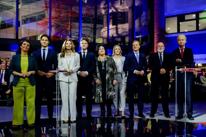 I leader del partito olandese Esther Uwehand (PvdD), Rob Gitten (D66), Dylan Jesselgoose (VVD), Henri Bontenball (CDA), Caroline van der Plas (BBB), Liliane Marinissen (SP), Peter Omtzgut (NSC), France Timmermans.  (GroenLinks/PvdA) e Geert Wilders (PVV) durante il dibattito finale del NOS, un giorno prima delle elezioni della Camera dei Rappresentanti.