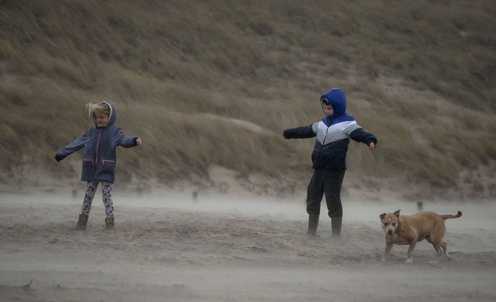 Kinderen trotseren storm Dennis in Egmond aan Zee.