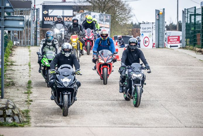 De motards maandagochtend bij het verlaten van het Stedelijk Motorcrossterrein Lommel voor hun protestrit.