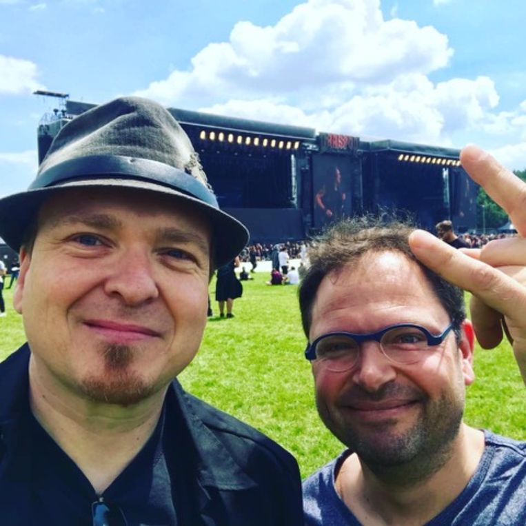 Auteur Tom Naegels (rechts) en journalist Wim Wilri op Graspop 2018. Beeld rv