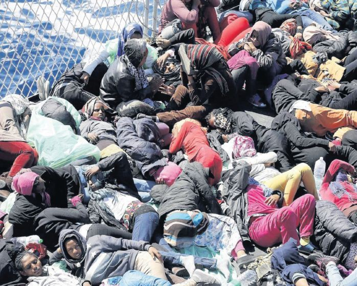 Afrikaanse bootvluchtelingen die zijn gered door de Italiaanse kustwacht op 29 april. Beeld epa