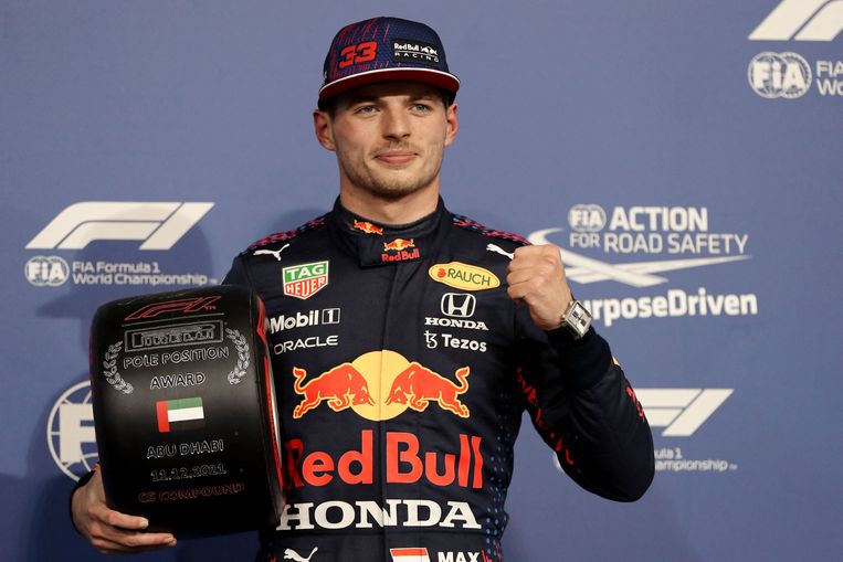 (FILES) In this file photo taken on December 11, 2021 Red Bull's Dutch driver Max Verstappen poses with his award in the Parc Ferme of the Yas Marina Circuit after he took the pole position during the qualifying session of the Abu Dhabi Formula One Grand Prix. - Lewis Hamilton's Mercedes team on December 16, 2021 announced they were withdrawing their appeal against Max Verstappen's controversial title-winning victory in the Abu Dhabi Grand Prix. (Photo by KAMRAN JEBREILI / POOL / AFP) Beeld AFP