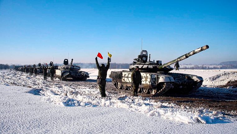 Beeld uit een videofilm van het Russische ministerie van Defensie waarin te zien zou zijn dat tanks en troepen zich opmaken voor vertrek uit de grensregio met Oekraïne. Beeld Russisch ministerie van Defensie/AP