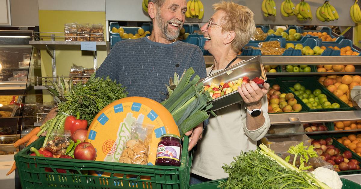 Albert en Ina stoppen met hun groentewinkel in Gramsbergen: ‘Vooral de oudere mensen zullen ons miss