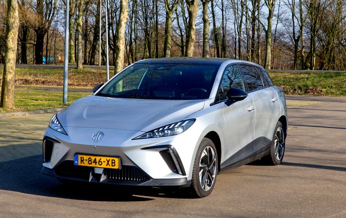De MG 4 is achterin verrassend ruim. Het rijbereik van 370 km tijdens de test viel tegen.