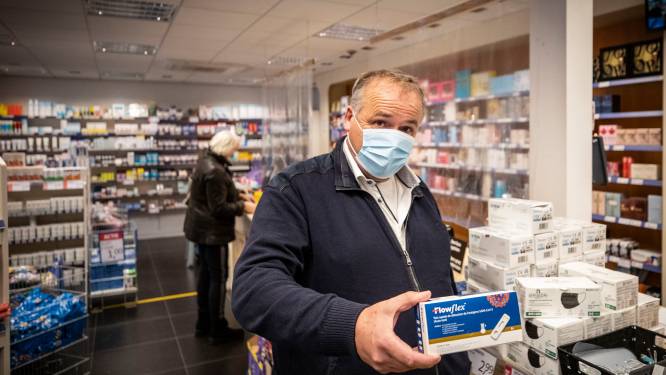 Bert van Die Grenze verkoopt ‘waardeloze mondkapjes’ nu als brilpoetsdoekjes: ‘Het kan niet altijd goud zijn’