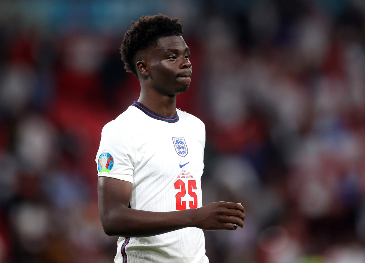 De 19-jarige Bukayo Saka kon de beslissende penalty in de EK-finale niet omzetten.  Beeld Pool via REUTERS