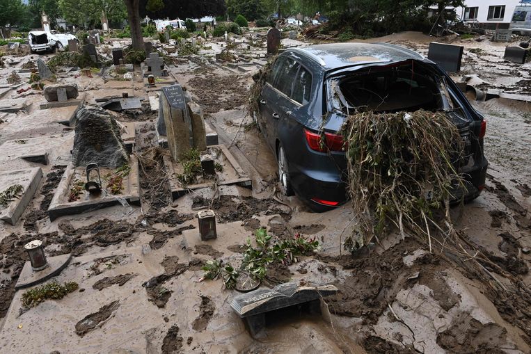 Een door het water verwoeste auto op een overspoelde begraafplaats in Bad Neuenahr-Ahrweiler. Beeld AFP