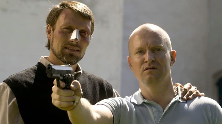 Mads Mikkelsen en Ulrich Thomsen in ‘Adam’s Apples’. Beeld 