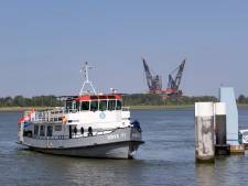 Partyschip neemt de oversteek tussen Rozenburg en Maassluis over