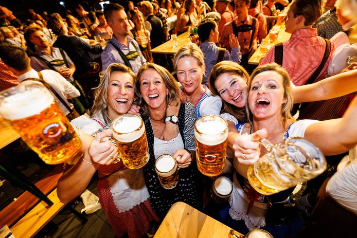 Geest Bezienswaardigheden bekijken hoofdstad Oktoberfest in Koepelhal Tilburg: 'Het gaat hier om meer dan alleen bier  zuipen' | Tilburg | AD.nl