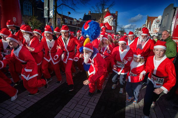 Start Santa Run in Oud Beijerland..(RD/HW)
FOTO: Â© VICTOR VAN BREUKELEN