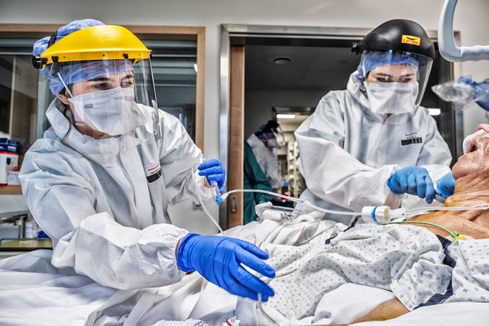 Volgens de regeringsleider komen zowat 24.000 verplegers en verpleegsters in aanmerking voor de premie.