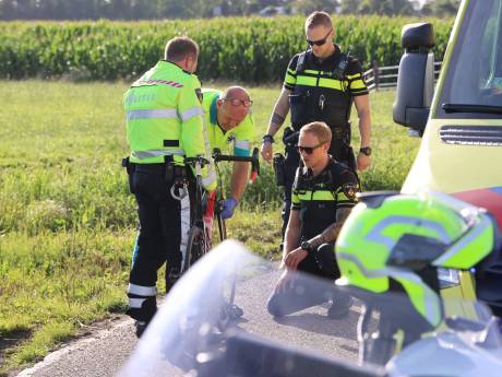 Omstanders reanimeren gevallen wielrenner totdat hulpdiensten arriveren
