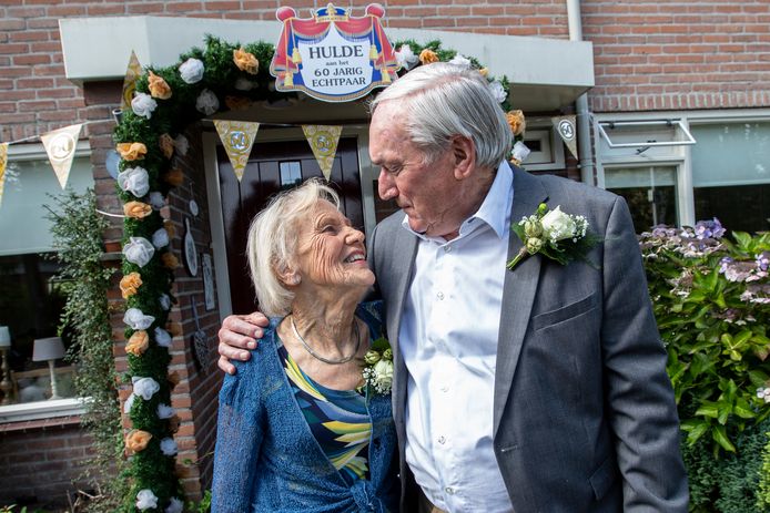 Het echtpaar Jan en Ineke Witvoet uit Hellendoorn is 60 jaar getrouwd.