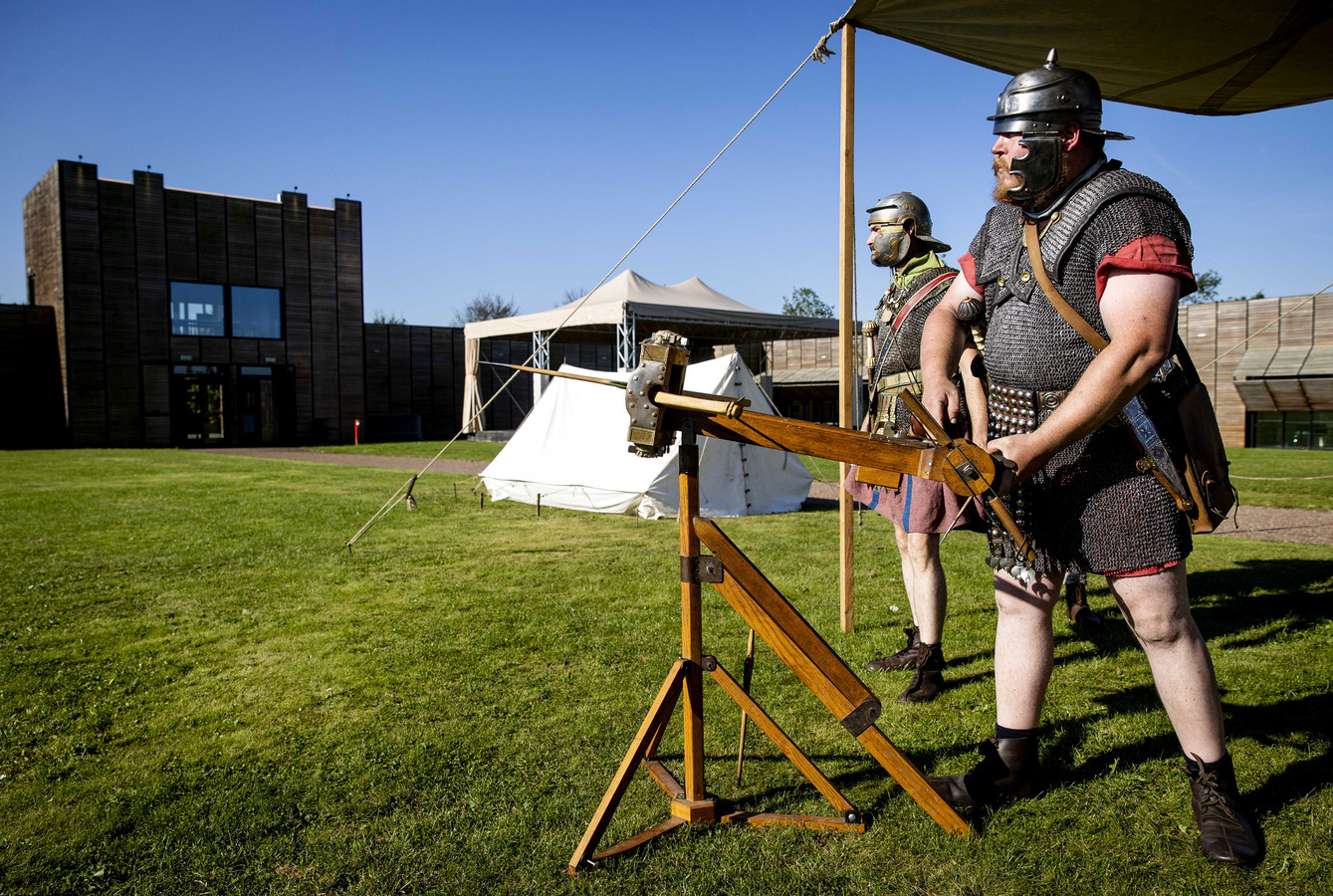 Een re-enactor van Pax Romana schiet een replica geschutspijl met een ijzeren punt en een houten schacht tijdens de presentatie van zeldzame Romeinse vondsten op het terrein van de Limesroute in Utrecht.