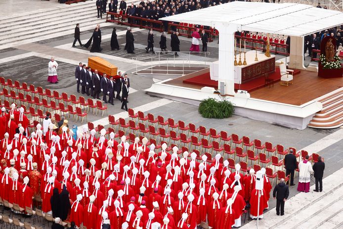 De kist met de emeritus paus wordt het plein opgedragen.