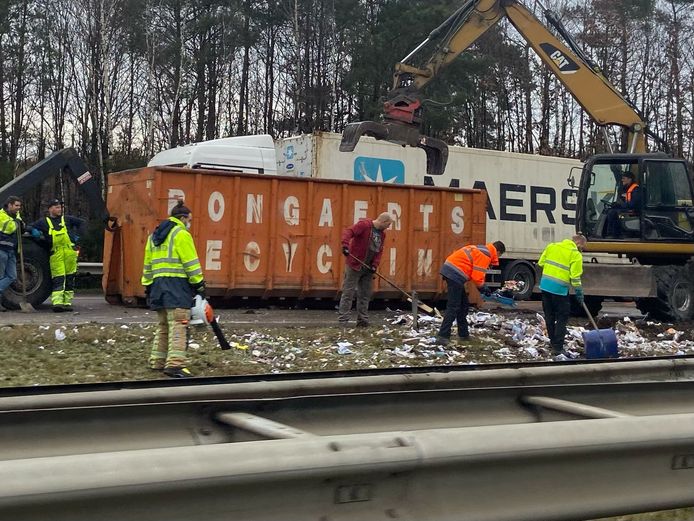 Verkeershinder op E314 in Maasmechelen door gekantelde vrachtwagen vol papierafval.